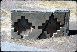 Cruz Escalonada, Tiwanaku