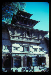 pagoda shailiko ghar (पगोडा शैलीको घर / Pagoda Style Building)
