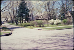 Wide-angle residential area, including the street and surrounding landscaping (Mariemont, Ohio, USA)