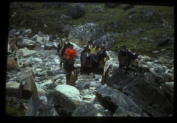 sherpa mahila purusharu nadiko bagarma hidiraheka (शेर्पा महिला र पुरुषहरु नदीको बगरमा हिडिरहेका / Sherpa Men and Women Walking Along the Riverbed)
