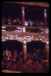 Ani lamaharu ra anya darshakharuko bhid (आनी लामा र अन्य दर्शकहरुको भीड / Crowd of Ani Lama and Others)