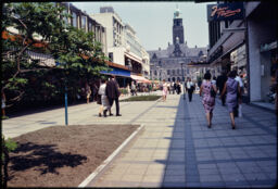 Lijnbaan, a pedestrian shopping area in downtown Rotterdam (Rotterdam, NL)