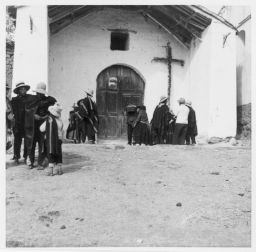 Funeral scene at Vicos church Esena de funeral