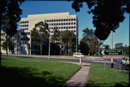 Office building in the central business area of Canberra (Canberra, AU)