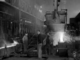 Midvale Company open hearth, 100 ton ladle. Employees H. Zoroco, Rassback, and Howard Monaghan