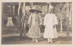 [2 Koreans in their mourning dress]