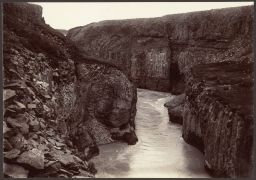 Basalt in gorge below Gullfoss.