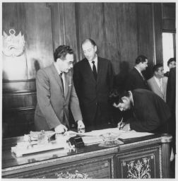 Vicos purchase, signing documents