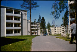 Pedestrian path cutting through a cluster of four-story residential buildings (Munkkiniemi, Helsinki, FI)