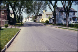 Of a residential street of detached dwellings (Greendale, Wisconsin, USA)