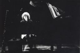 Photograph of Lindsay Cooper at the piano