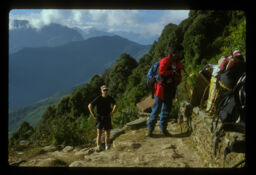 (parbat rohan) trekking batoma manisharu ((पर्बत रोहण) ट्रेकिंग बाटोमा मानिसहरु / People on the trekking route)