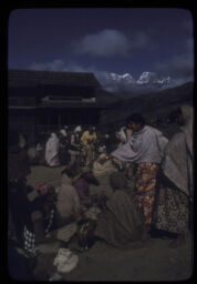 hatbazarma manisharuko bhid (हाटबजारमा मानिसहरुको भीड / Crowd of People in the Local Market (Hatbazar))